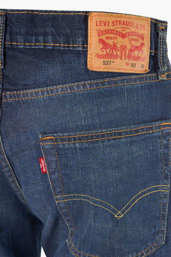 Donkerblauwe bootcut jeans van Levi's, met geel stiksel op de zakken en het rode label.