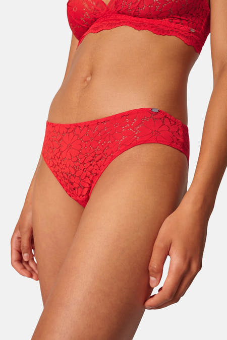 Robe rouge de SKINY avec des détails sur les bords et un motif floral.