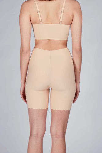 Nude shorty boxers van SKINY, met een kanten afwerking en een gladde textuur, gezien van achteren.