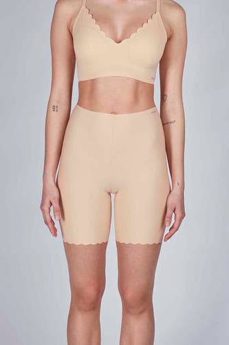 Nude shorty boxers van SKINY met een geschulpte zoom en verschillende tatoeages.
