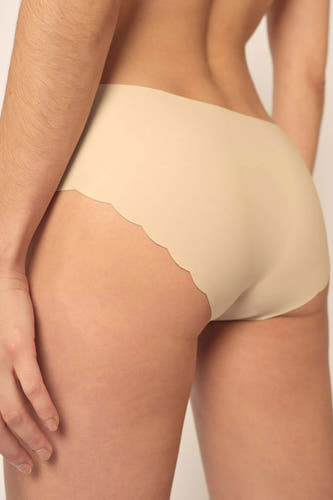 Robe beige de SKINY, avec un bord ondulé et une texture lisse, vue de derrière.