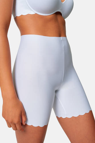 Witte shorty van SKINY met een geschulpte rand en witte bh.
