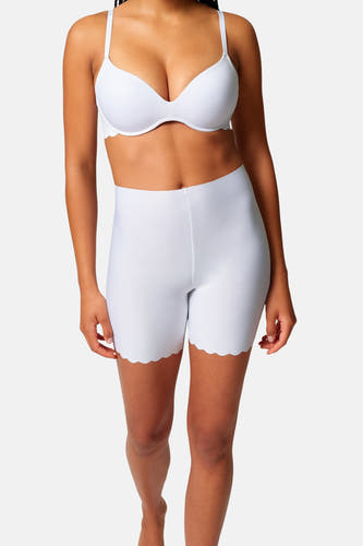 Witte shorty van SKINY met een decoratieve geschulpte rand en gedragen met een witte bh.
