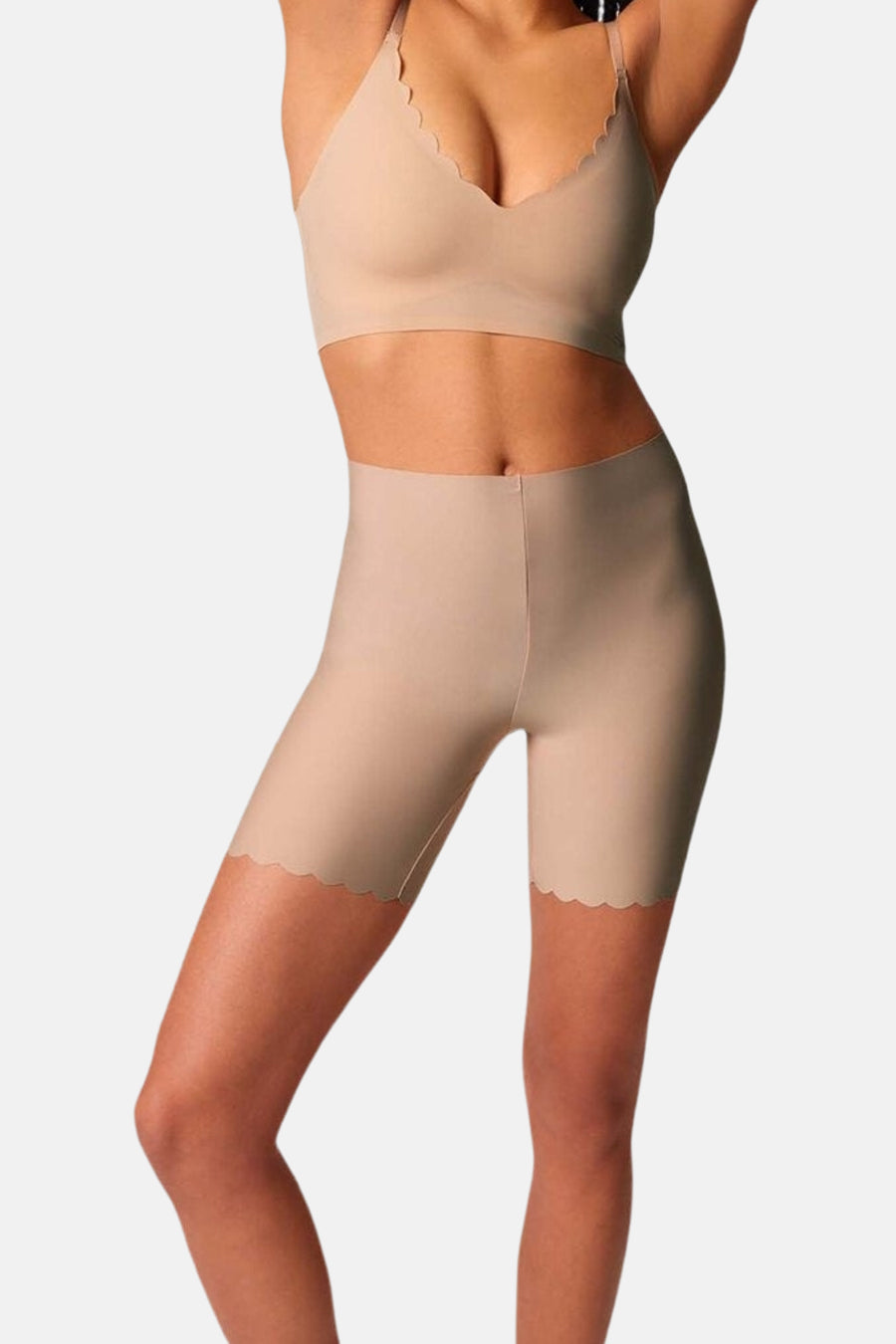 Shorty beige de SKINY avec une texture lisse et des bords festonnés.
