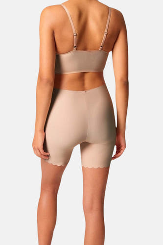 Shorty beige de SKINY, avec une finition sans couture et un bord ondulé.