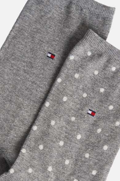 Grijze sokken van TOMMY JEANS met witte stippen en merklogo detail.
