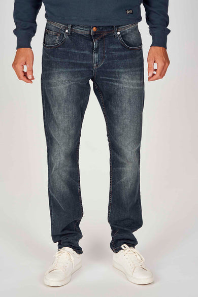 AEDAN mid blue denim straight jeans van TOM TAILOR, gecombineerd met een donkerblauw sweatshirt en witte sneakers.
