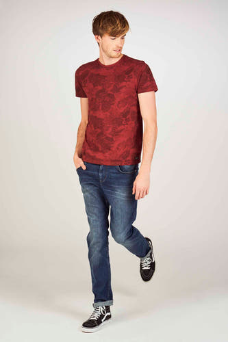 Mid blue straight jeans van Tom Tailor, gedragen met een bordeaux t-shirt met print en zwarte sneakers.