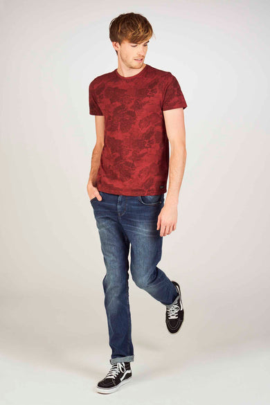 Mid blue straight jeans van Tom Tailor, gedragen met een bordeaux t-shirt met print en zwarte sneakers.