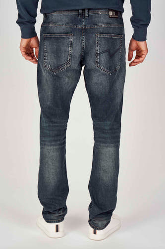 Rechte jeans van blauw denim van TOM TAILOR, gezien van achteren, met stonewash en witte sneakers.
