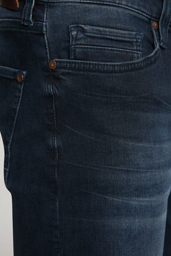 Jean slim en denim bleu marine de MUSTANG, avec des détails subtilement estompés et des poches.