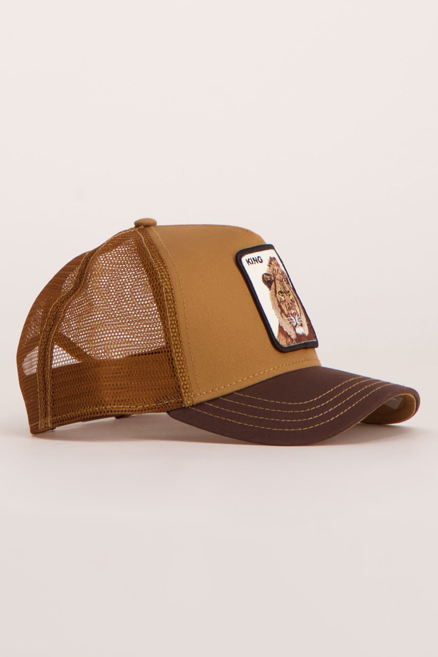 Casquette marron GOORIN avec une image de lion et un arrière en maille marron.