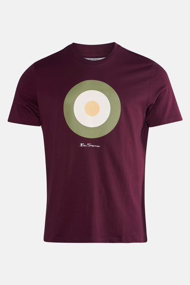 T-shirt Bordeaux à manches courtes de Ben Sherman, avec une impression ronde dans les couleurs vert, blanc et jaune.