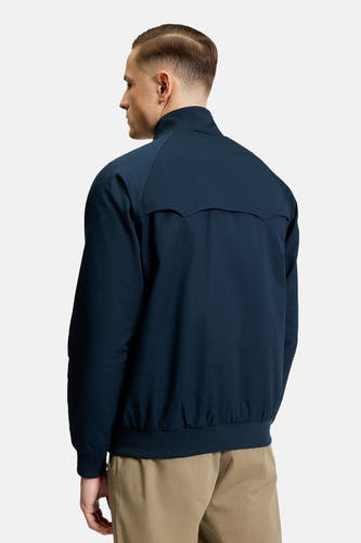 Blauwe korte jas van BEN SHERMAN, rugaanzicht met opstaande kraag en lichtbruine broek.