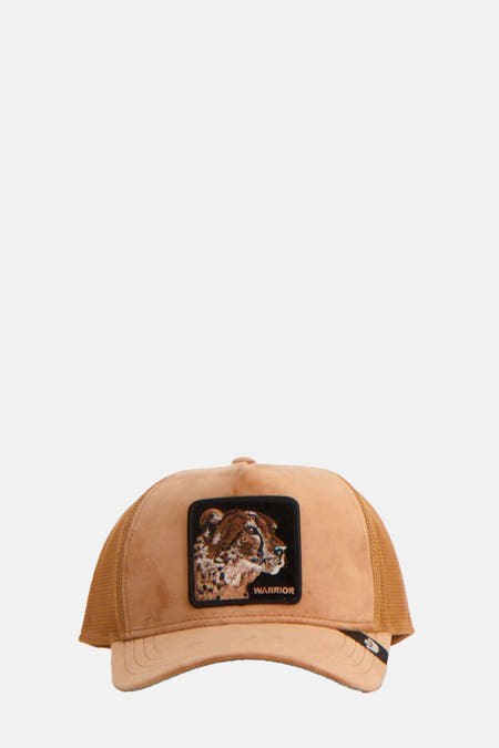 Bruine pet van GOORIN met een geborduurde cheetah 'Warrior' patch vooraan.