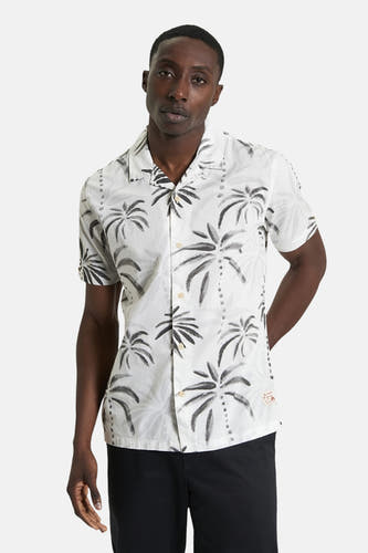 Wit overhemd met korte mouwen van BEN SHERMAN, met een zwart palmbomenpatroon.
