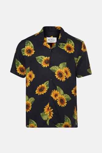 Zwart overhemd met korte mouwen van BEN SHERMAN, met een all-over zonnebloemmotief en knoopsluiting.
