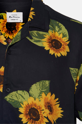 Zwart overhemd met korte mouwen van Ben Sherman, met een zonnebloempatroon en een merklabel.

