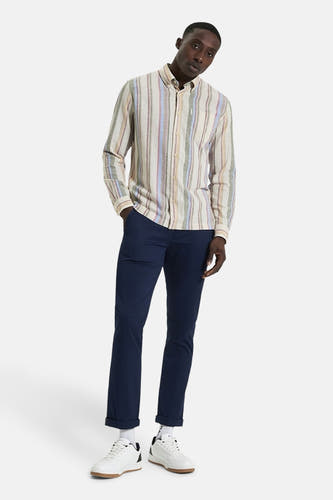 Chemise multicolore à manches longues de BEN SHERMAN, avec des rayures verticales et portée avec un pantalon marine et des baskets blanches.