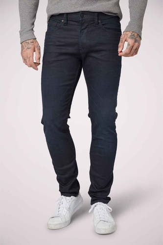 Slim fit jeans blue black denim van TOM TAILOR, gecombineerd met een grijs gebreid shirt en witte sneakers.
