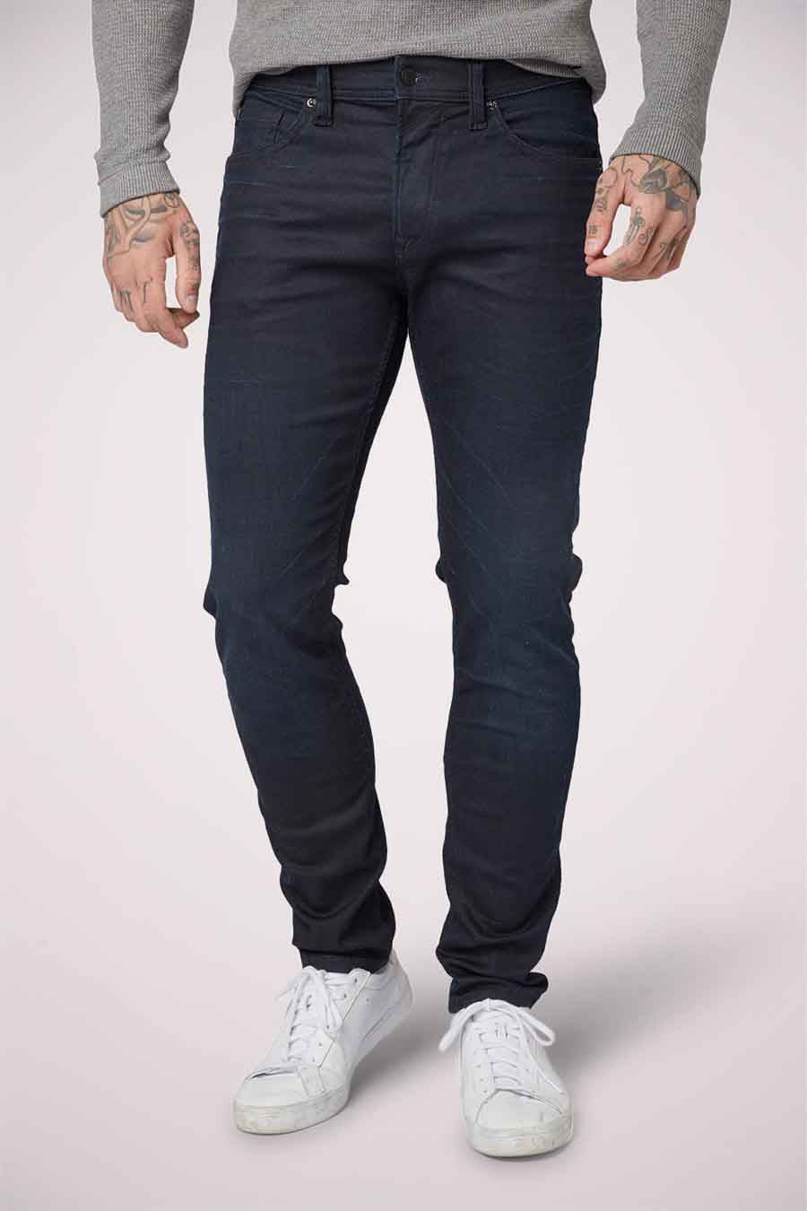 Slim fit jeans blue black denim van TOM TAILOR, gecombineerd met een grijs gebreid shirt en witte sneakers.
