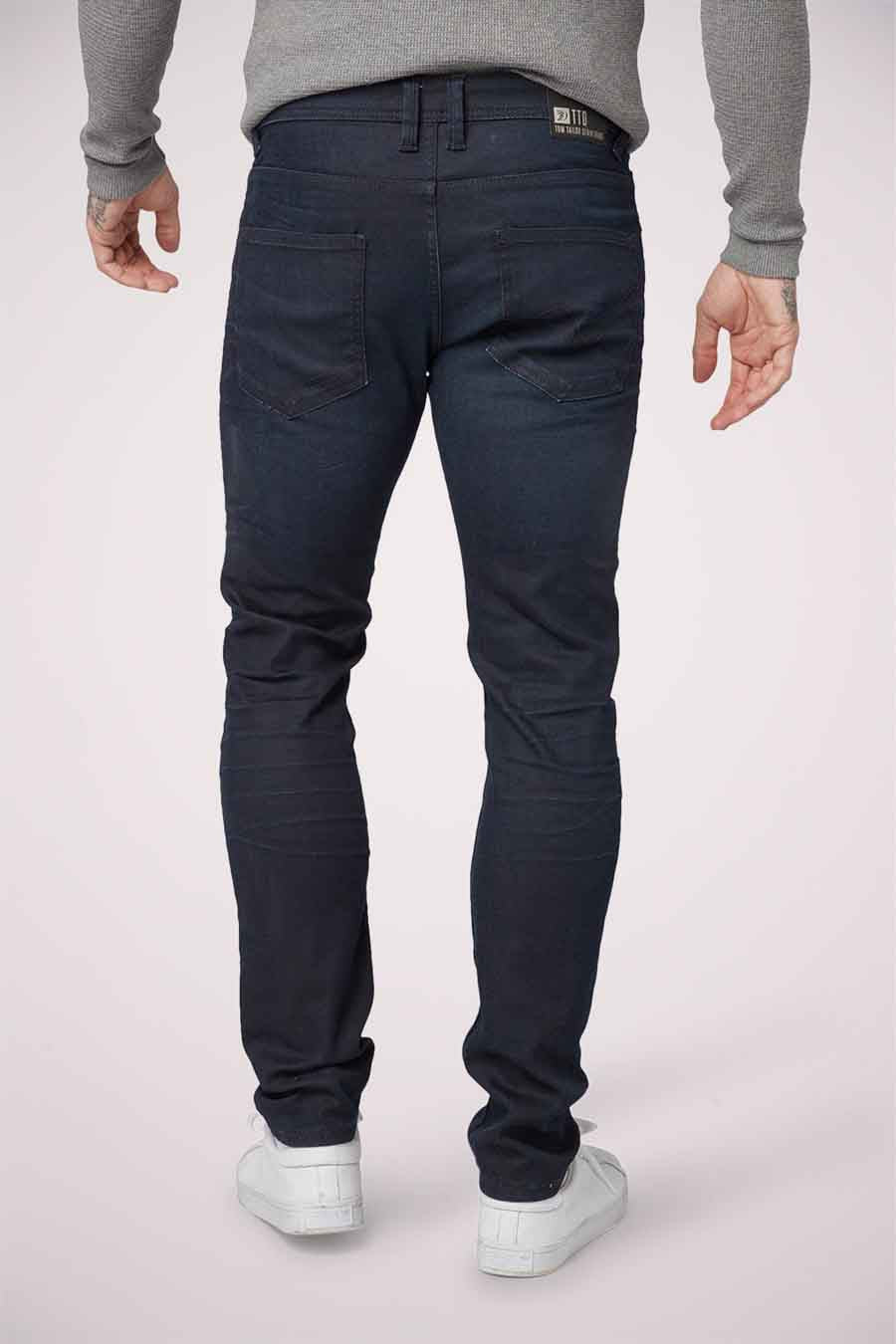 Slim fit jeans in blauwzwart denim van TOM TAILOR, achterkantweergave, met subtiele details en witte sneakers.
