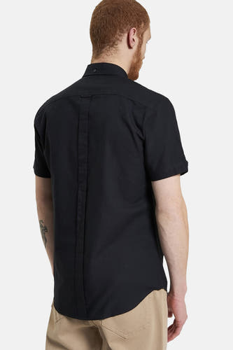 Zwart overhemd met korte mouwen van BEN SHERMAN, gezien van achteren met een verticale strook in het midden.