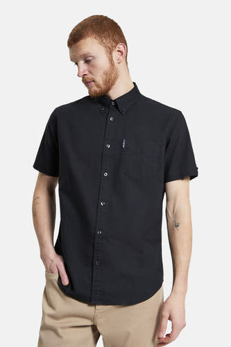 Zwart overhemd met korte mouwen van Ben Sherman, met borstzak en gedragen met een beige broek.
