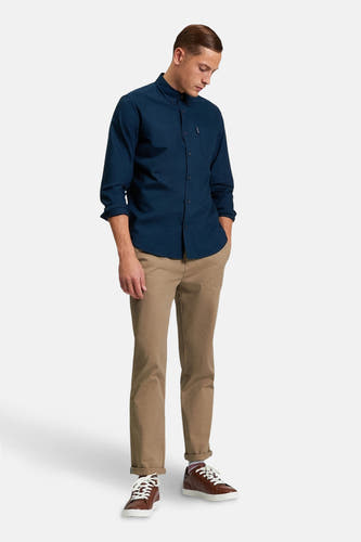 Blauw overhemd met lange mouwen van Ben Sherman, met knoopsluiting en opgerolde broekspijpen.
