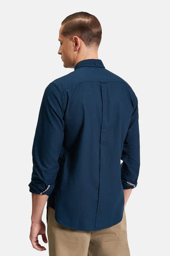 Blauw overhemd met lange mouwen van BEN SHERMAN, met knoopdetail op de achterkant, gezien van achteren.