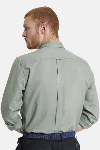 Chemise kaki à longues manches de BEN SHERMAN, vue de dos avec une ceinture bleue et un pantalon noir.