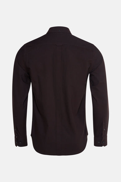 Chemise brune à longues manches de BEN SHERMAN, avec une texture lisse et un détail de boutons.