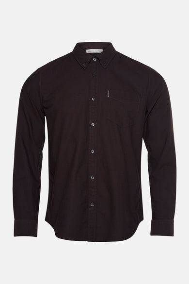 Chemise brune à longues manches de Ben Sherman, avec col boutonné et poche poitrine.