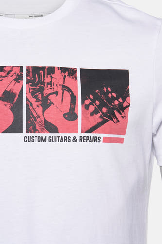 Wit T-shirt met korte mouwen van Ben Sherman, met een grafische print van gitaren en reparaties.