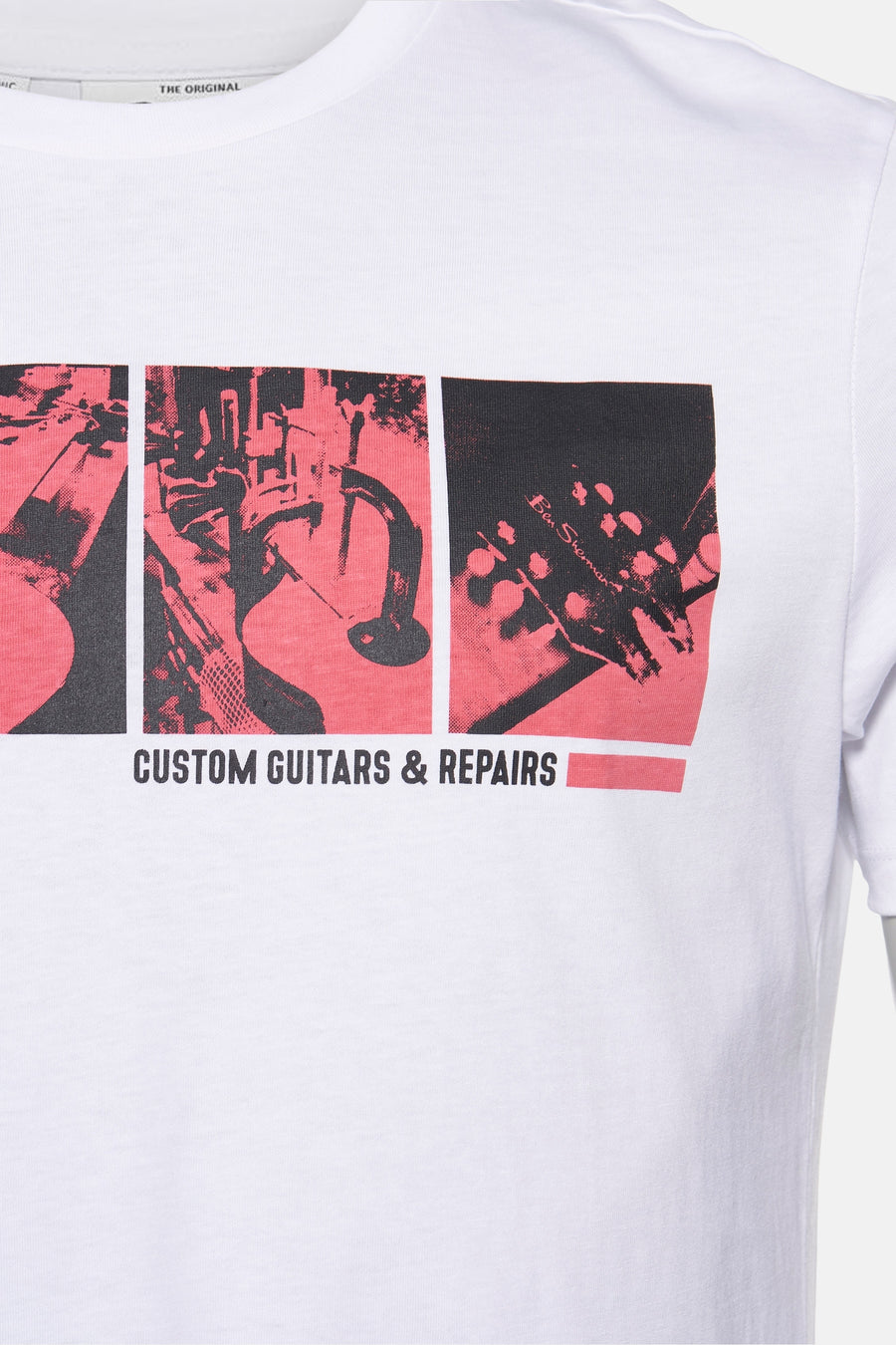Wit T-shirt met korte mouwen van Ben Sherman, met een grafische print van gitaren en reparaties.