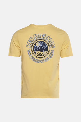 Geel T-shirt met korte mouwen van Ben Sherman, met cirkelvormige print van palmbomen op de rug.