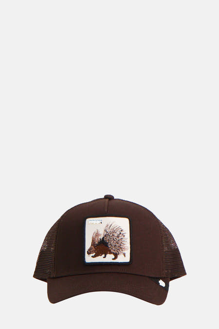 Bruine pet van GOORIN, met een afbeelding van een stekelvarken op een rechthoekige patch.