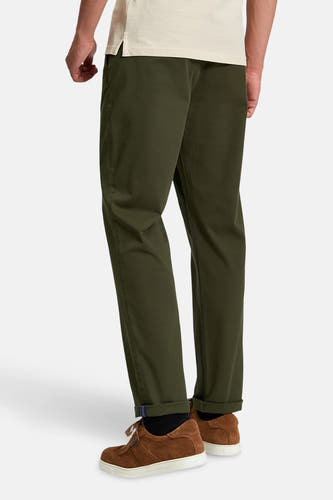 Groene chino van Ben Sherman, met opgerolde pijpen en bruine schoenen.