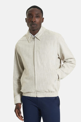 Beige korte jas van BEN SHERMAN, met een ritssluiting en blauwe broek.