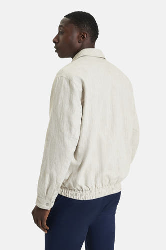 Beige korte jas van BEN SHERMAN, met lange mouwen en een elastische zoom, gedragen met een donkerblauwe broek.