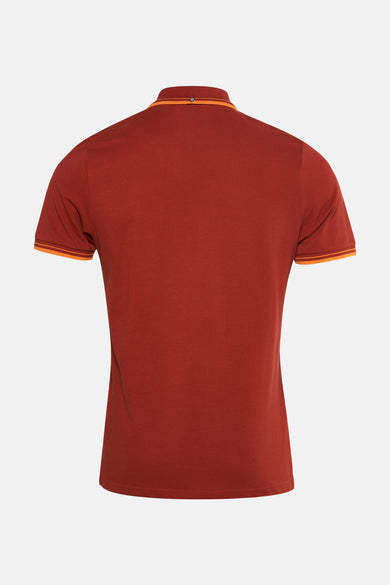Polo rouge à manches courtes de BEN SHERMAN, avec des détails rayés sur le col et les manches, vue arrière.