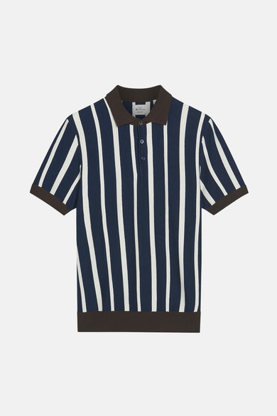 Blauw gestreepte polo van BEN SHERMAN, met een donkerbruine kraag en korte mouwen.