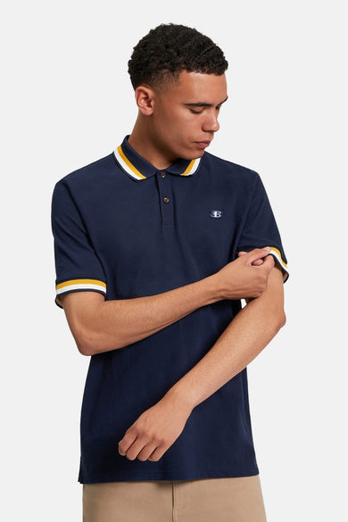 Polo bleu à manches courtes de Ben Sherman, avec des accents jaunes et blancs sur le col et les manches.