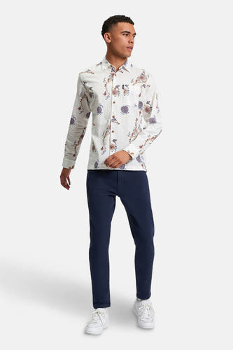 Veelkleurig overhemd met lange mouwen van BEN SHERMAN, met een opvallend bloemmotief, gecombineerd met donkerblauwe broek en witte sneakers.