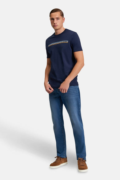Blauw T-shirt met korte mouwen van BEN SHERMAN, met gestreepte details op de borst, gecombineerd met jeans en bruine schoenen.