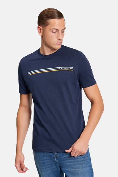 Blauw T-shirt met korte mouwen van Ben Sherman, met streepjes op de borst en gedragen met een blauwe jeans.
