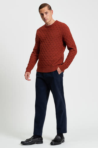 Blauwe broek van BEN SHERMAN, met een corduroy textuur, gecombineerd met een bruine trui en zwarte loafers.

