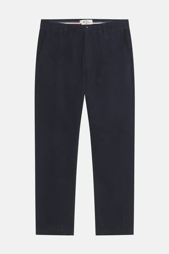 Pantalon bleu de BEN SHERMAN, avec une texture corduroy, associé à une chemise marron et des loafers noirs.