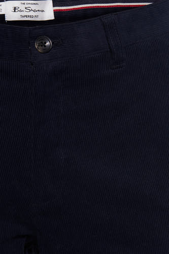 Pantalon bleu marine de BEN SHERMAN, avec une subtile texture côtelée et une fermeture à bouton unique.
