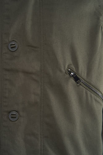 Manteau court vert de BEN SHERMAN, avec des boutons et une fermeture éclair métallique sur le côté.